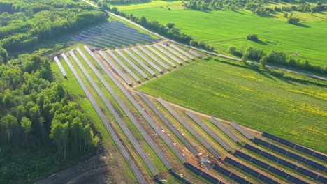 Große-Solaranlage-In-Malerischer-Landschaft-Im-Luftbild-Während-Der-Goldenen-Stunde