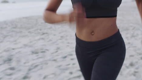 Fitness,-Mujer-Y-Correr-En-La-Playa