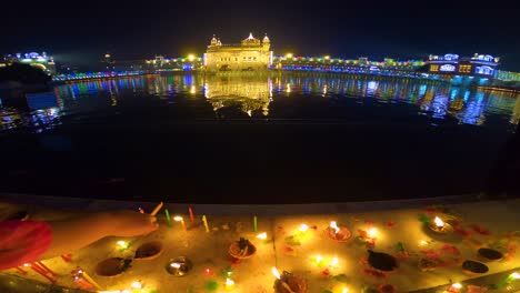 El-Templo-Dorado-Amritsar-India-Celebra-Gurupurab-En-El-Templo-Dorado-Y-Fuegos-Artificiales