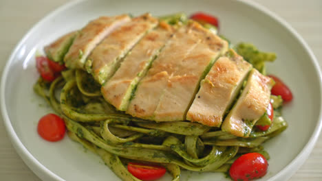 Hausgemachte-Fettuccine-Spaghetti-Nudeln-In-Pesto-Sauce-Mit-Gegrilltem-Hähnchen