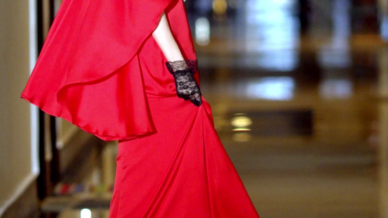 멋진 모델은 드레스 디자인, 직물 흐름, 그리고 전체적인 미학을 보여줍니다.