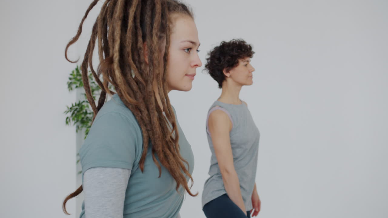 mujeres practicando yoga en un estudio