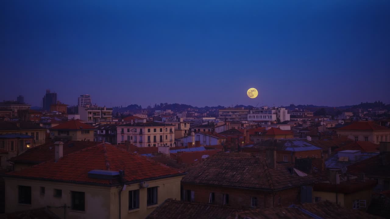 Crepuscolo, luna piena che splende sopra i tetti di tegole rosse nel quartiere, trasmettendo un'atmosfera tranquilla