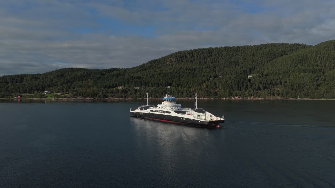 Høj vinkel af færge, der sejler mellem fjordens klipper, norsk transport