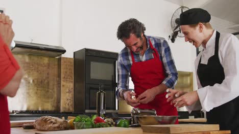 cocineros divirtiéndose mientras cocinan