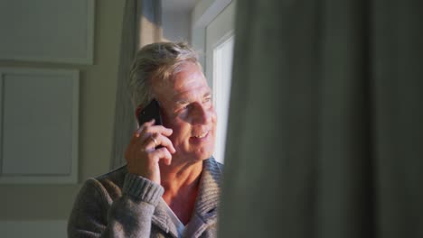 Happy-caucasian-senior-man-using-smartphone-at-home