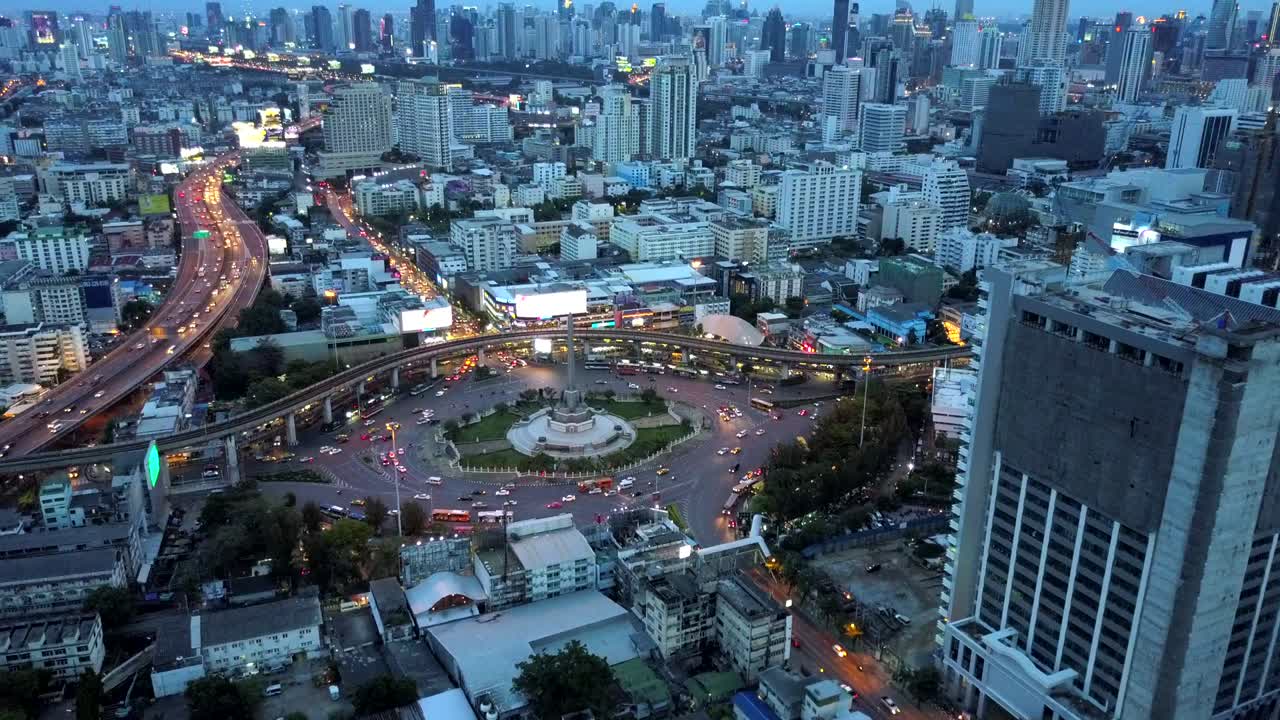 vista aérea de la enorme rotonda y los semáforos en el monumento a la victoria por la noche en bangkok, tailandia