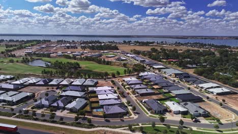vista aérea de un nuevo desarrollo de viviendas cerca de un campo de golf en yarrawonga victoria australia