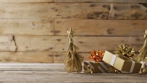 video de regalos de navidad con decoración de árbol de navidad y espacio de copia en fondo de madera