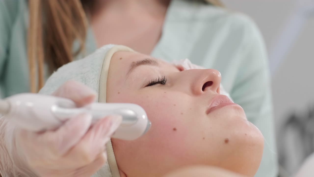 Procedura Hydrofacial in una moderna clinica estetica. Estrazione, esfoliazione.