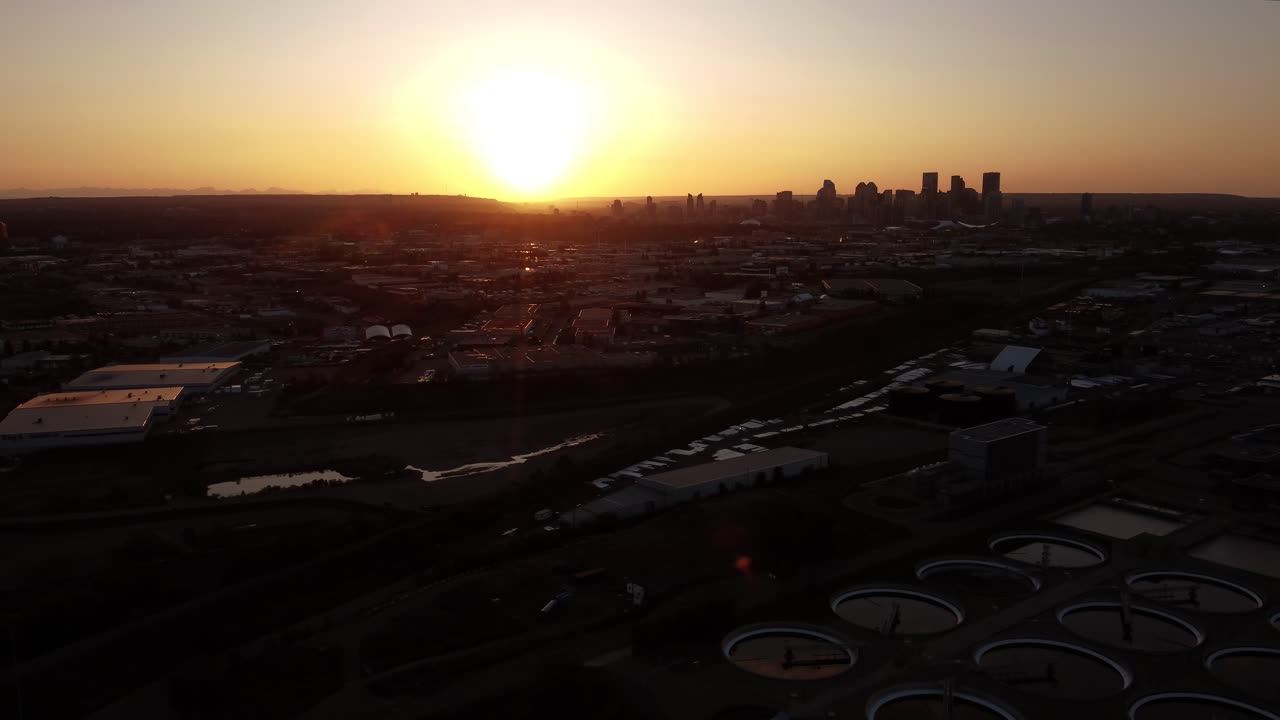 골든 아워의 캘거리 시내의 매혹적인 항공 영상
