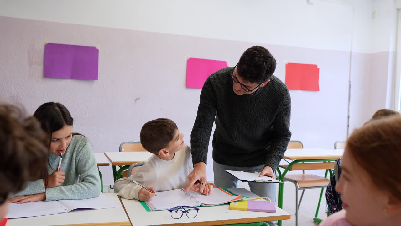 Insegnante che aiuta un bambino con i suoi compiti in classe