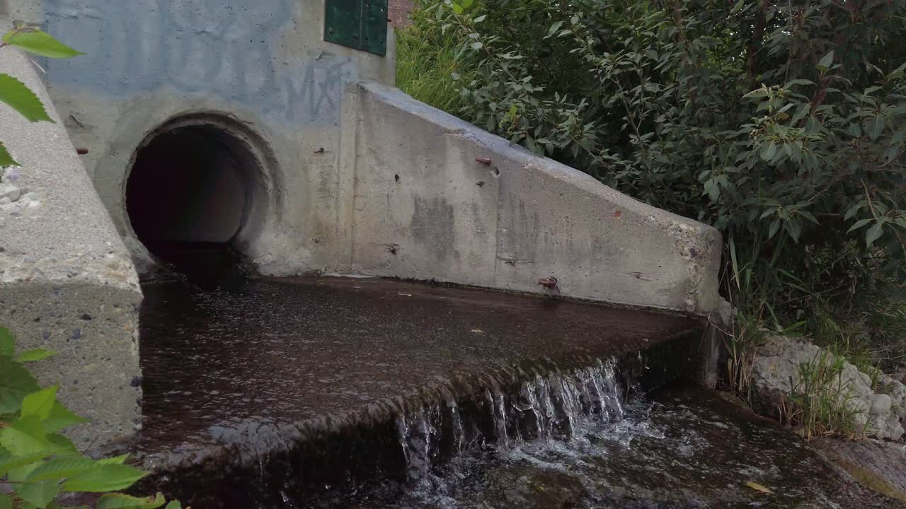 tubo de drenaje de agua de la ciudad rockies kananaskis alberta canada