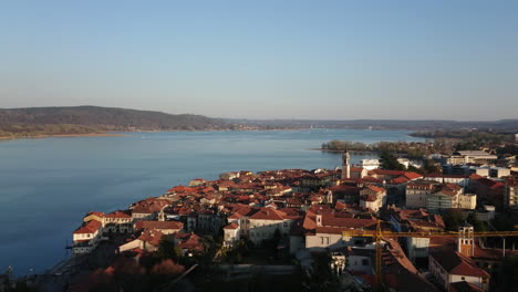 Luftaufnahme-Des-Lago-Maggiore-Von-Der-Rocca-Von-Arona-Mit-Segelboot-Und-Kirche