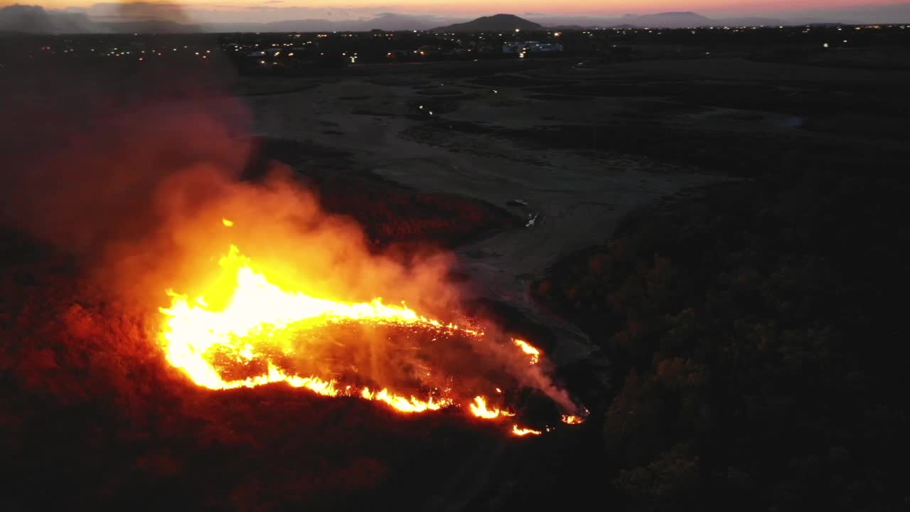imágenes de drones de incendios de matorrales en la noche