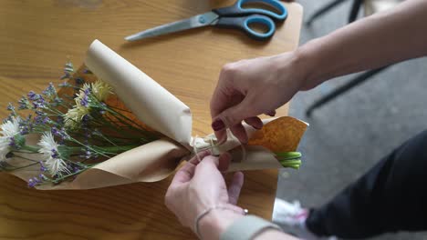 cómo envolver un ramo de flores