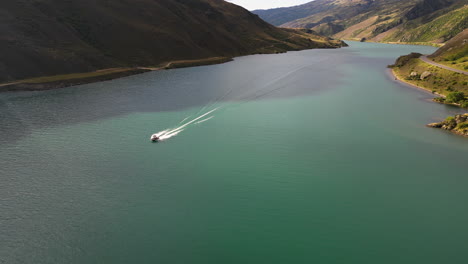 Aéreo,-Lancha-Rápida-Navegando-En-El-Río-Del-Valle-De-La-Montaña,-Agua-Verde-Turquesa