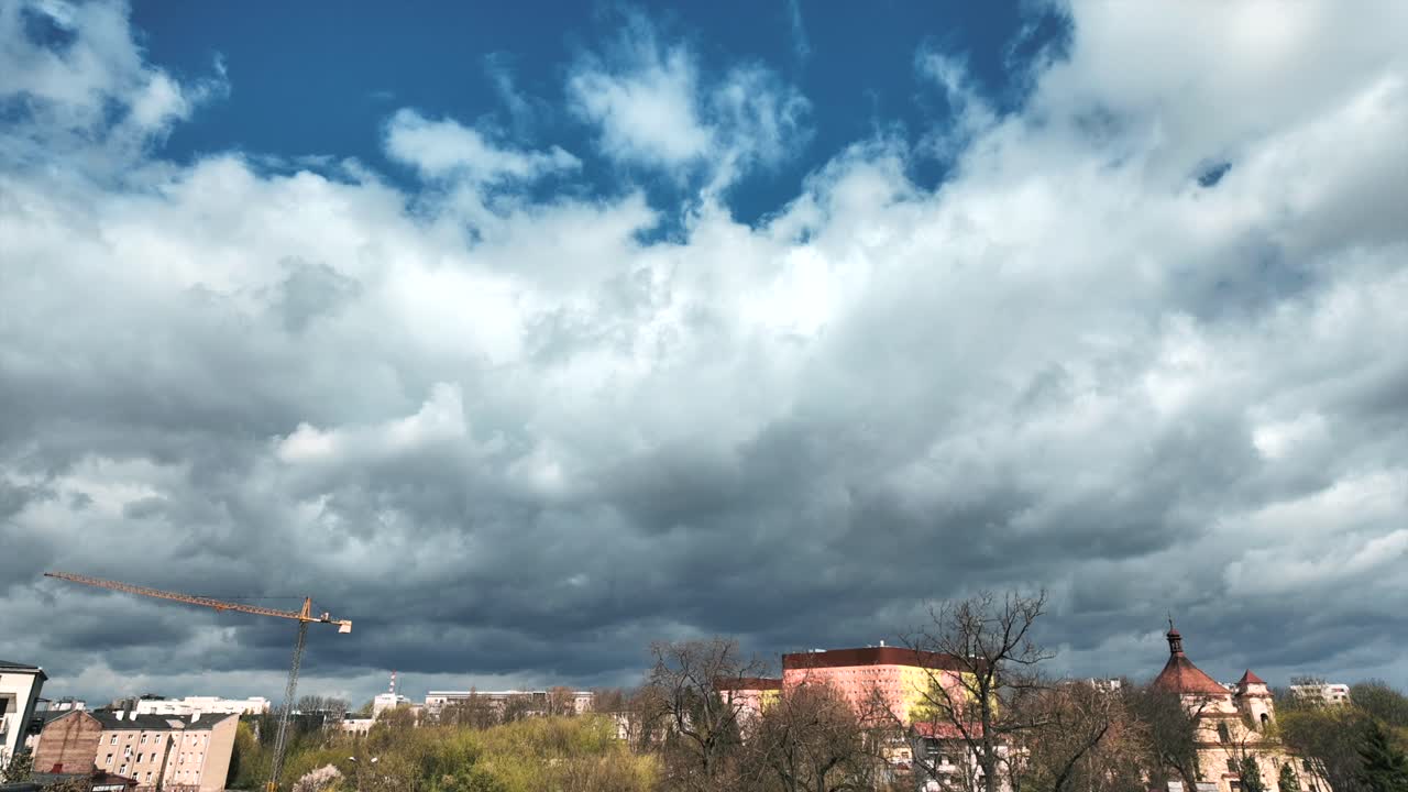 el lapso de tiempo de la tormenta y la lluvia que viene sobre la gran ciudad video