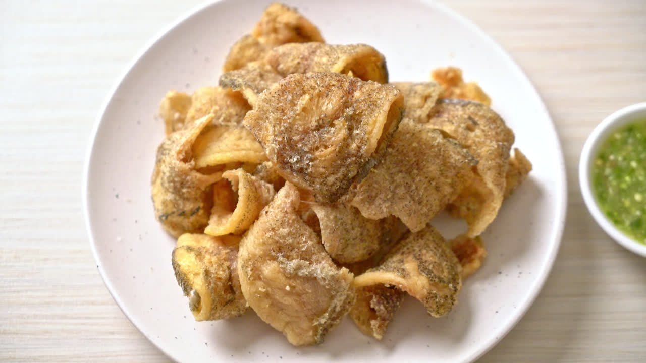 매콤한 해산물 소스를 곁들인 바삭한 구라미 생선