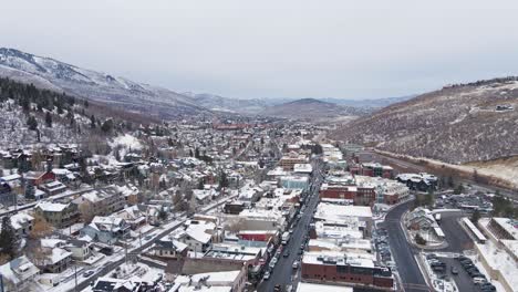 Vista-Panorámica-De-La-Calle-Principal-En-Park-City-Durante-La-Temporada-De-Invierno-En-El-Condado-De-Cumbre,-Utah,-Estados-Unidos