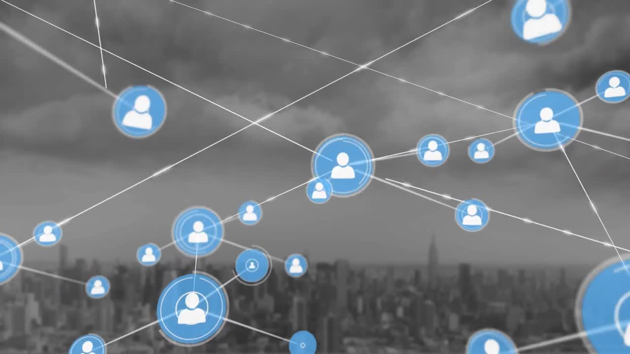 animación de iconos de perfil conectados con líneas contra nubes densas sobre el paisaje urbano moderno.