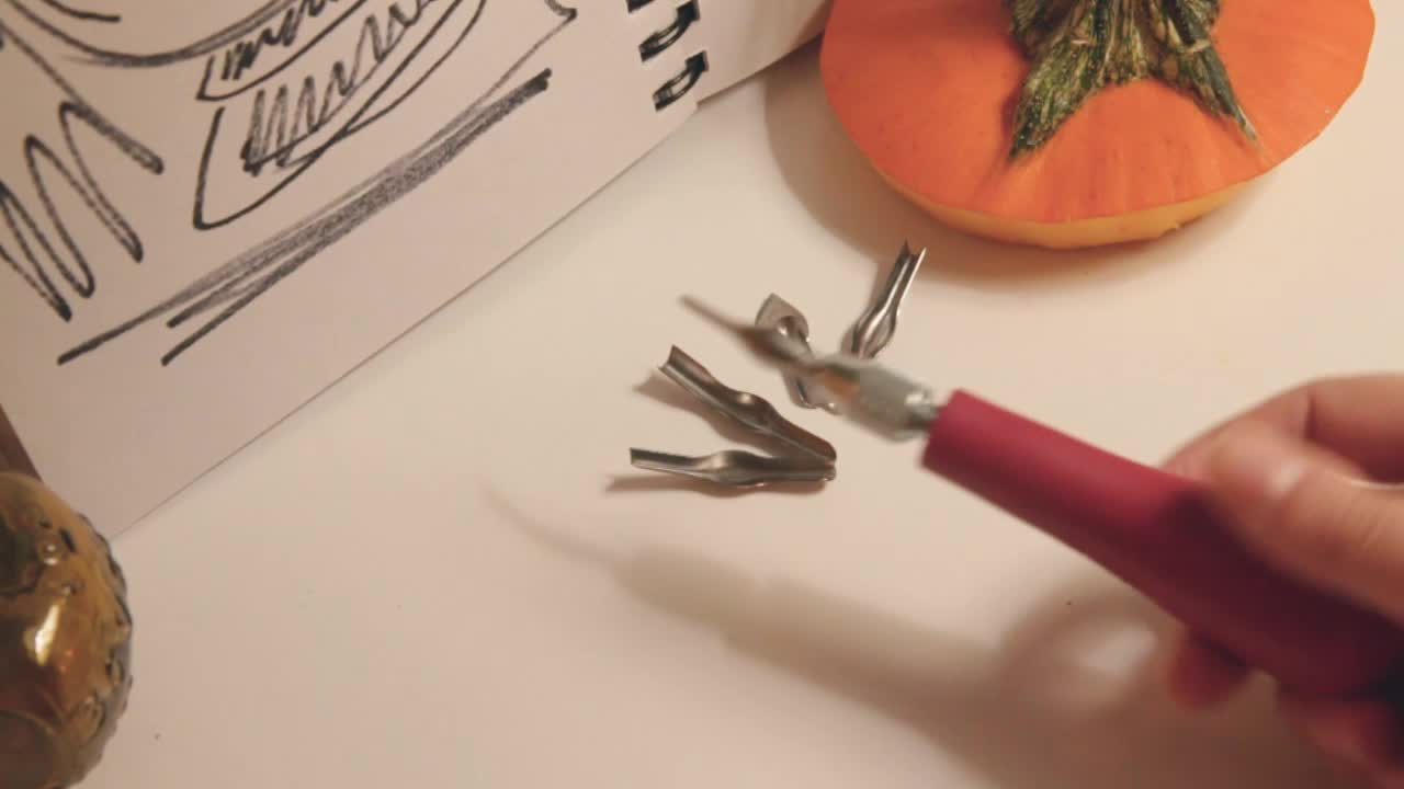 manos en el tallado de calabaza, preparación para la próxima temporada de halloween, configuración de herramientas