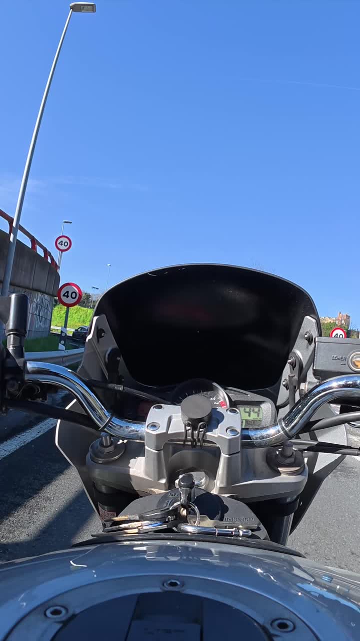 POV di un giro in moto attraverso un'area urbana in una giornata di sole