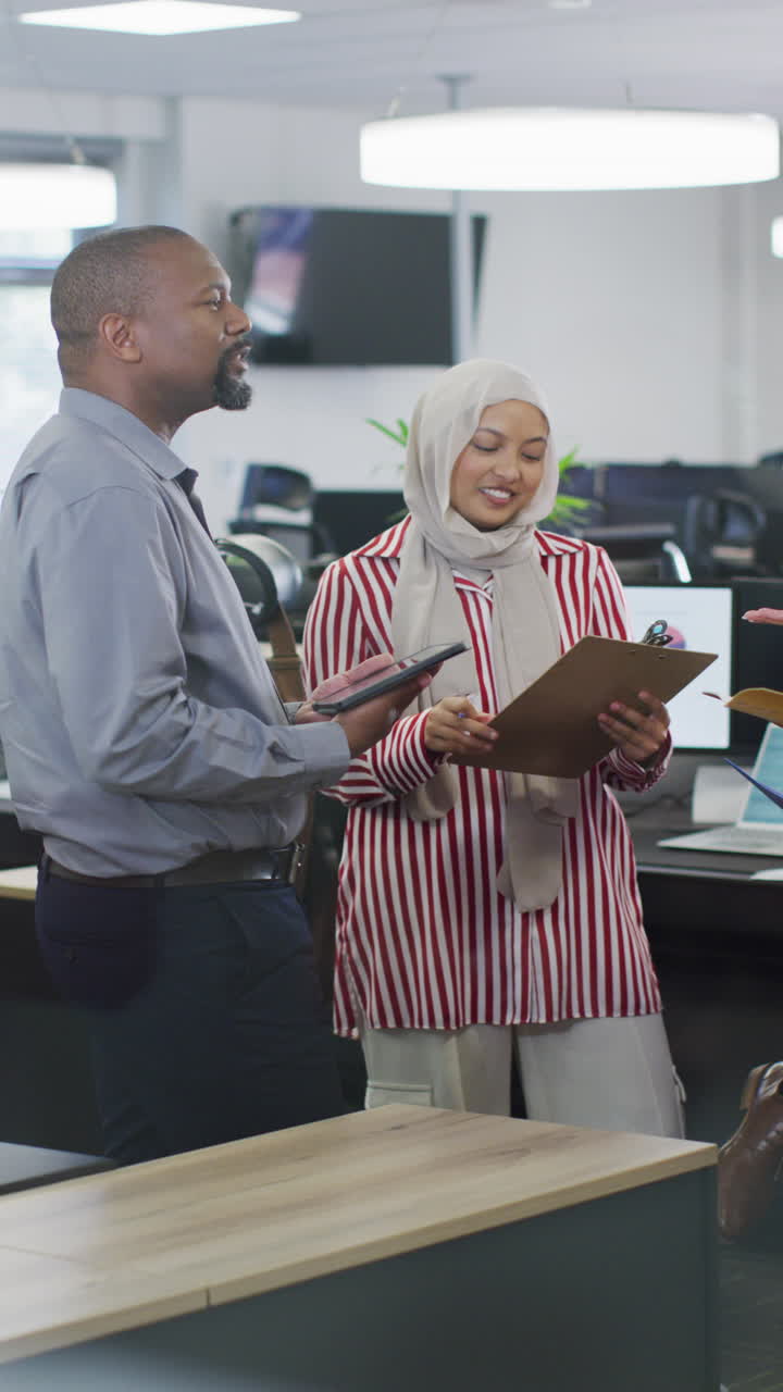video vertical de diversas personas de negocios discutiendo el trabajo en la oficina