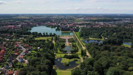 vista aérea del castillo, parque, lago y jardín de frederiksborg en hillerod, dinamarca