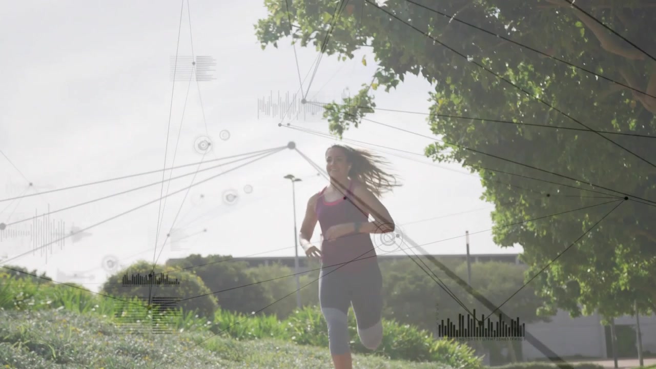 Kvinde accelererer fra gang til løb langs parksti, HUD-grafik sporer armbåndsur til fitness.