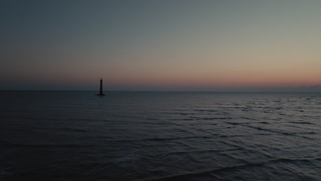faro al atardecer