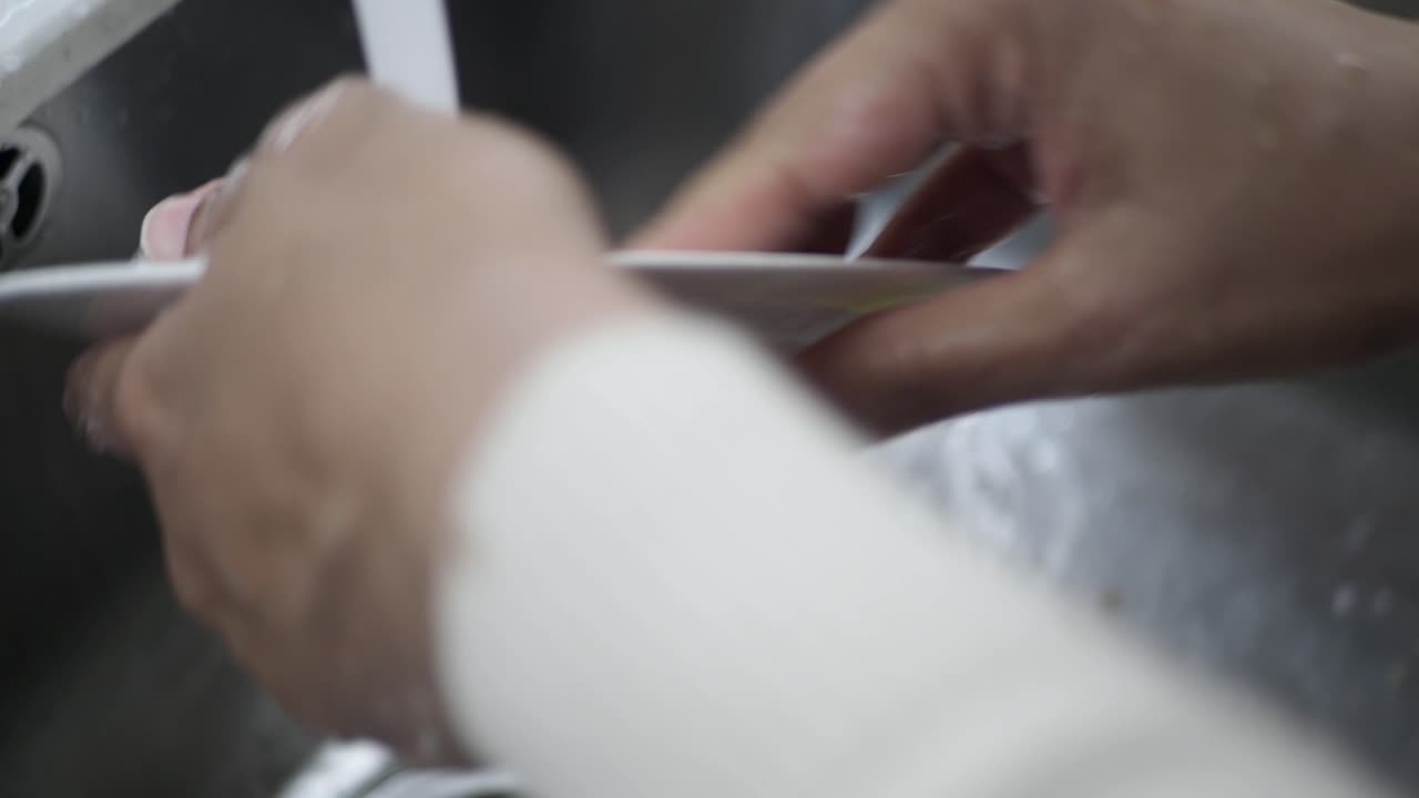 lavando platos en un fregadero de la cocina
