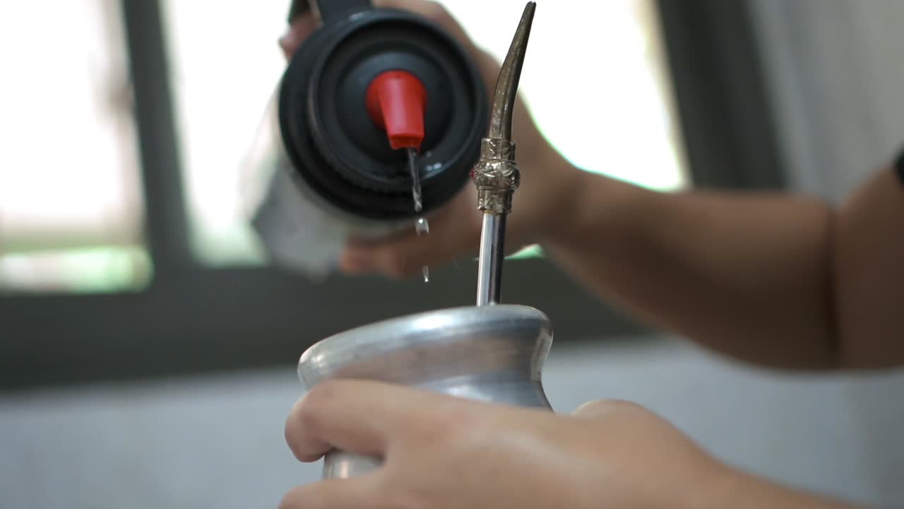 마테 를 제공 하는 전통적 인 과정