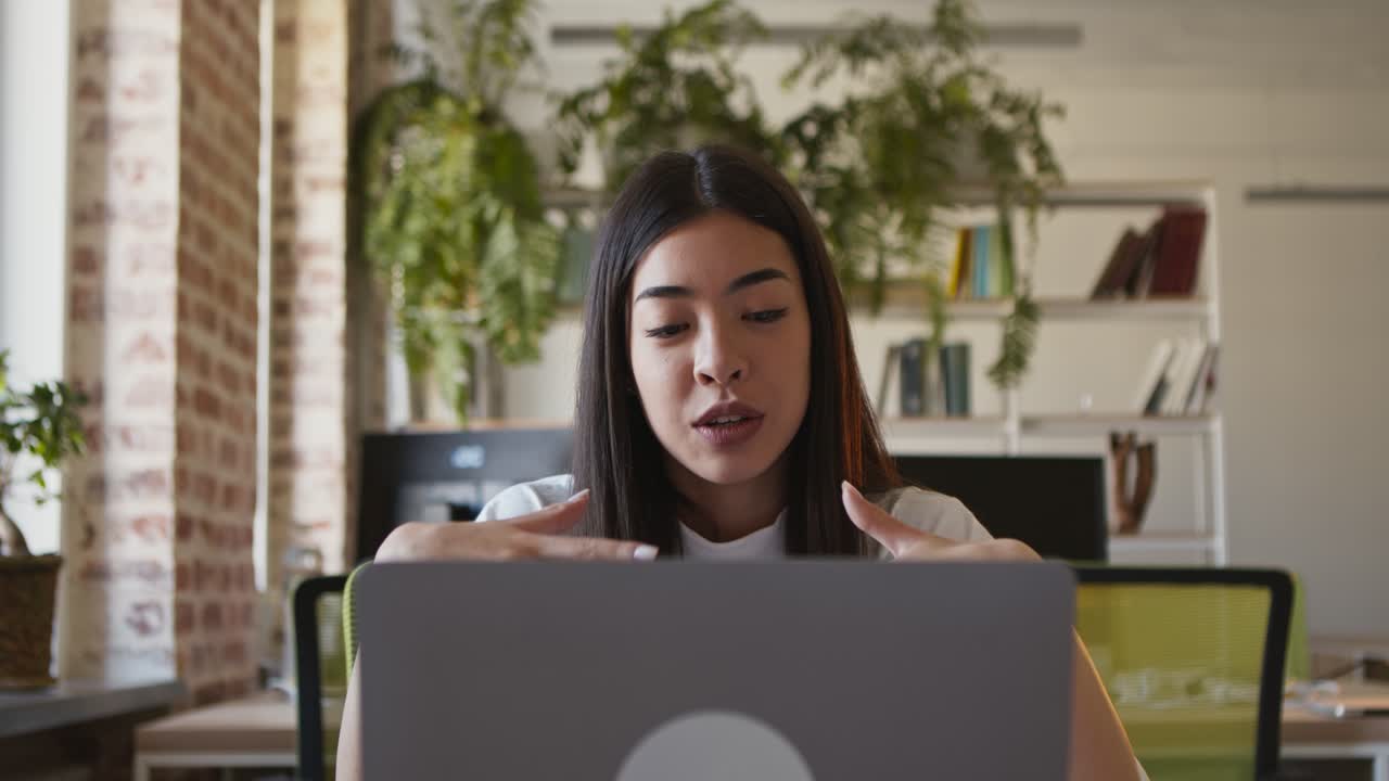 mujer en video llamada en la oficina