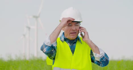 Ingeniero-Hombre-Frustrado-Hablando-Por-Teléfono-En-La-Granja-2