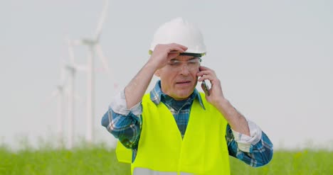 ingeniero masculino frustrado hablando por teléfono en la granja 2