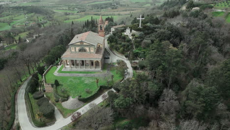 Vistas-Con-Drones:-Descubriendo-El-Santuario-De-La-Virgen-Del-Tránsito-De-Canoscio-Desde-Arriba