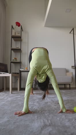 mujer haciendo yoga en casa