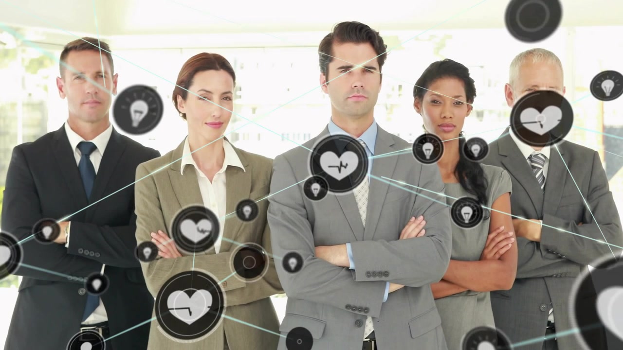Equipo de negocios en el vestíbulo, con una interfaz HUD en forma de corazón que aparece, una red en expansión mostrando enlaces sobre los torsos, y elementos visuales de ECG, bombillas y pines