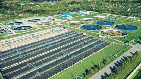 vista superior de un complejo moderno de tratamiento de aguas residuales a la luz del día