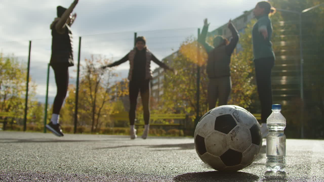 mujeres calentándose al aire libre