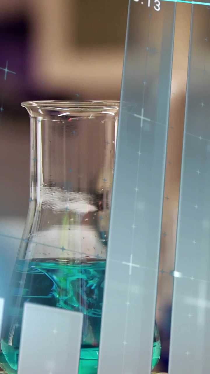 Video vertical: Datos financieros deslizándose sobre un matraz verde azulado mientras la cámara se mueve, mostrando gráficos de barras, velas y valores.