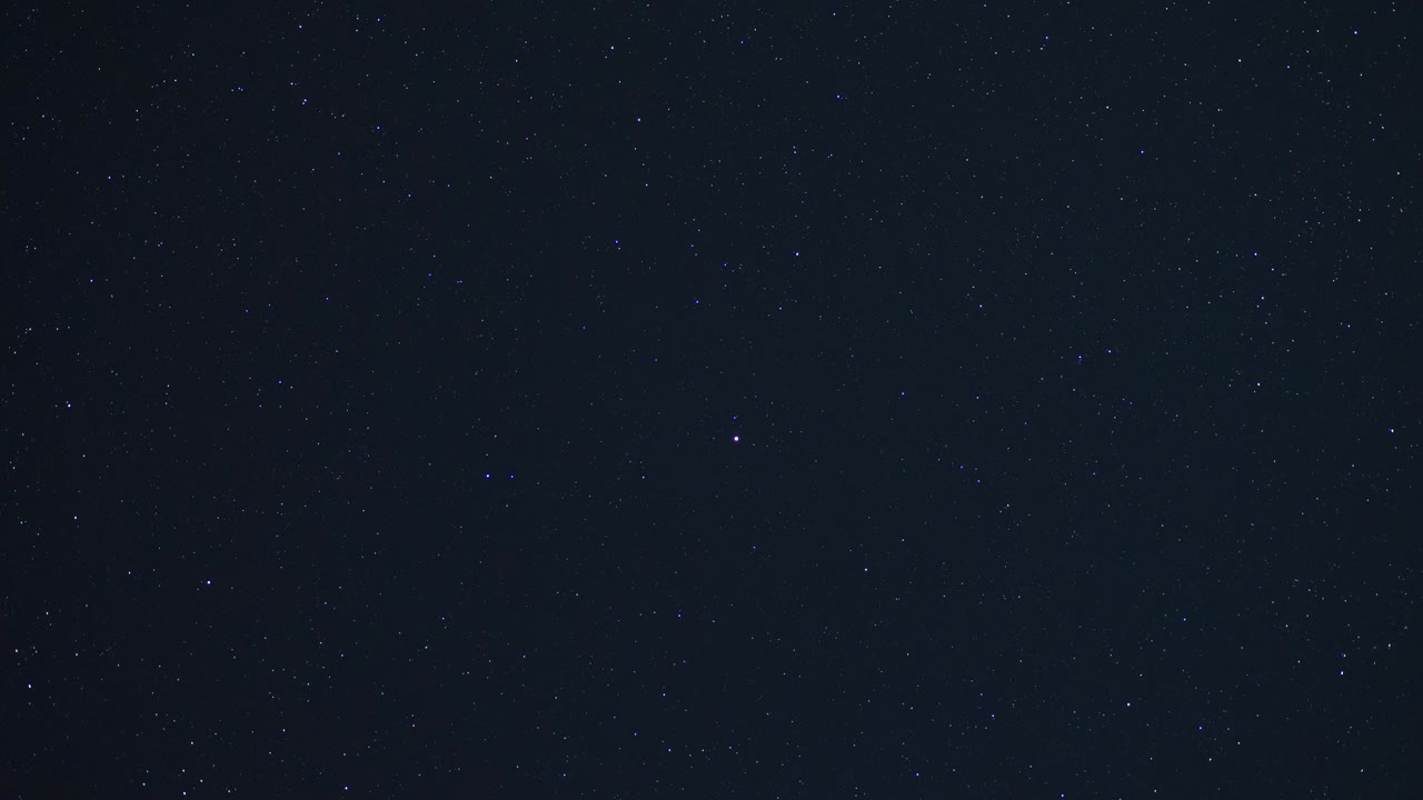 밤하늘에 있는 별들이 북극성 주위를 원형으로 돌고 있는 타임스