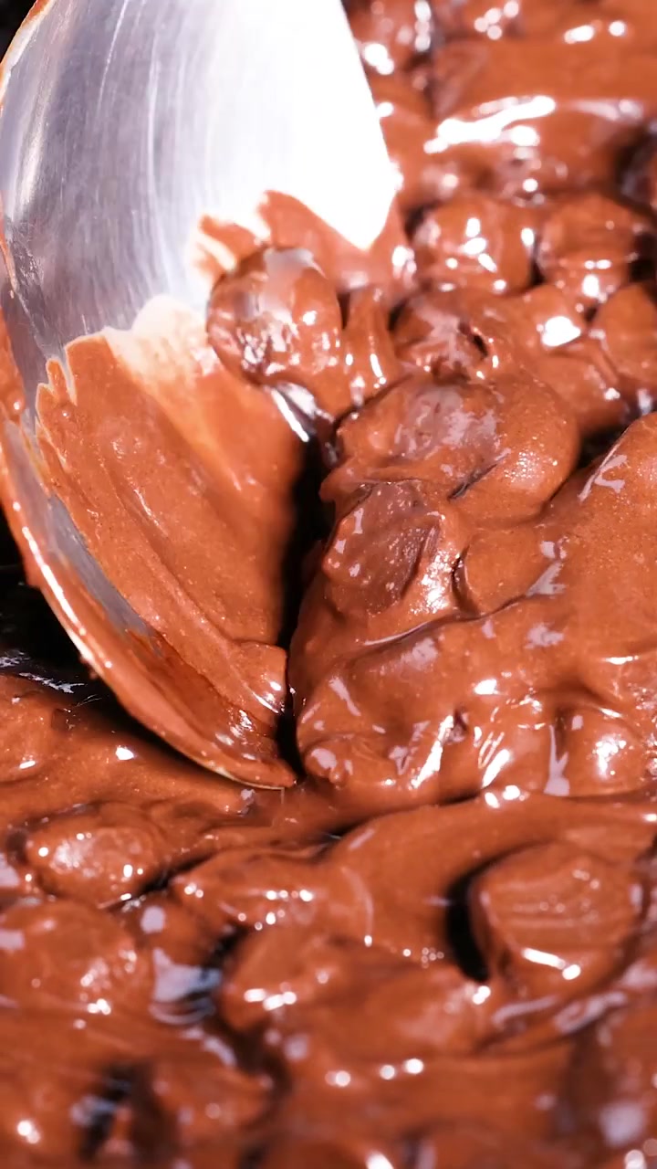 Gocce di cioccolato che si sciolgono e vengono mescolate