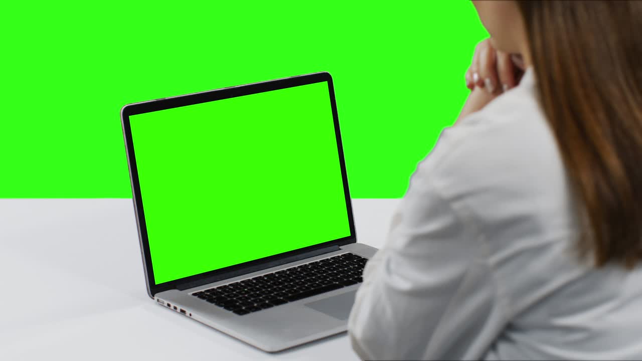 doctora caucásica en el fondo de la pantalla verde