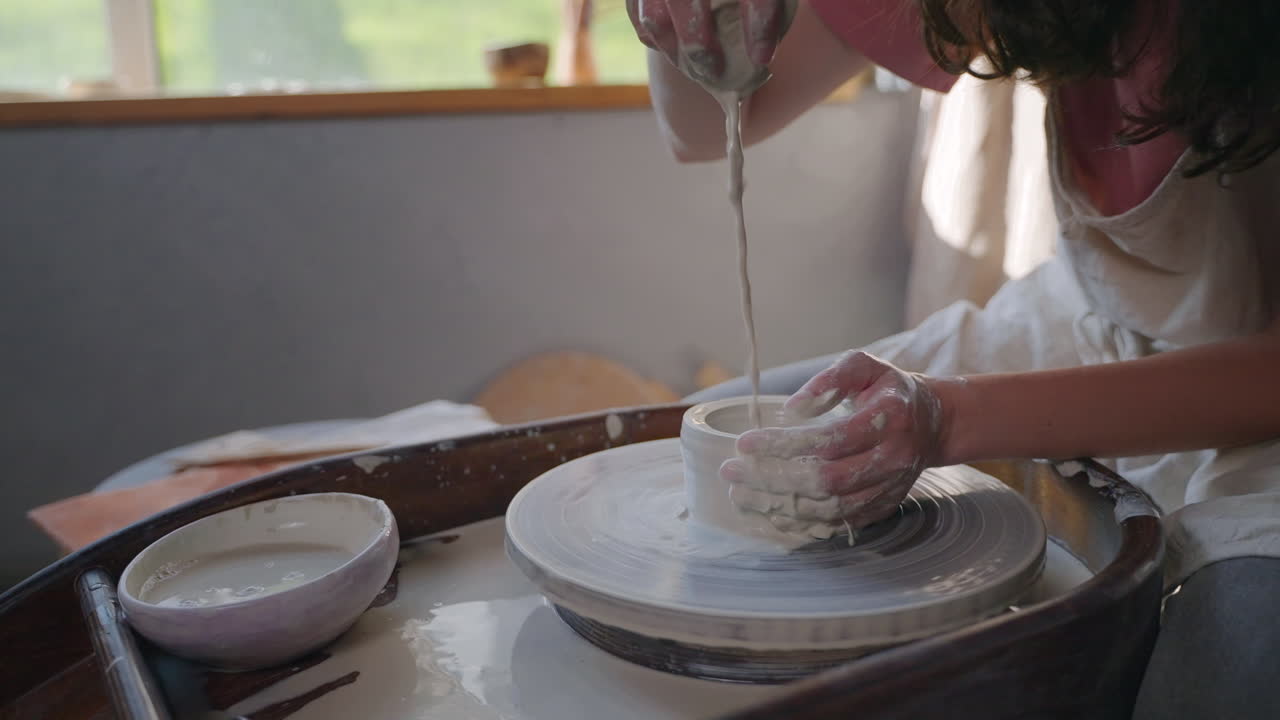 도자기 바 에 점토 를 형성 하는 여자