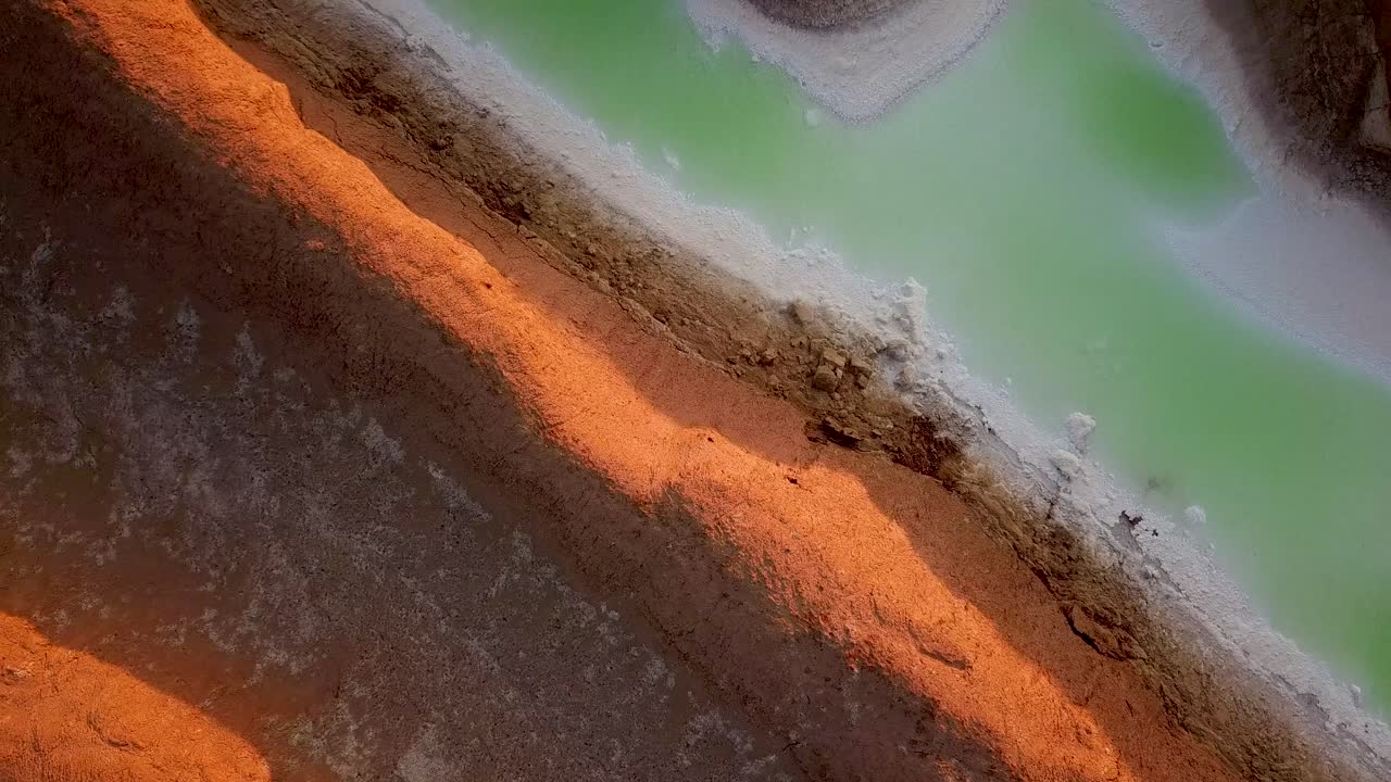 птичий глаз приземляется на золотую пустыню с зеленым озером с дождевой водой, движущимся вниз на закате солнца