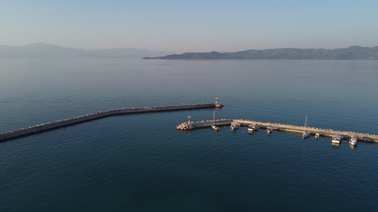 소형 어선이 있는 그리스 브라하티의 정박지에서 무인 항공기에서 지중해 바다까지 보기 | 4k