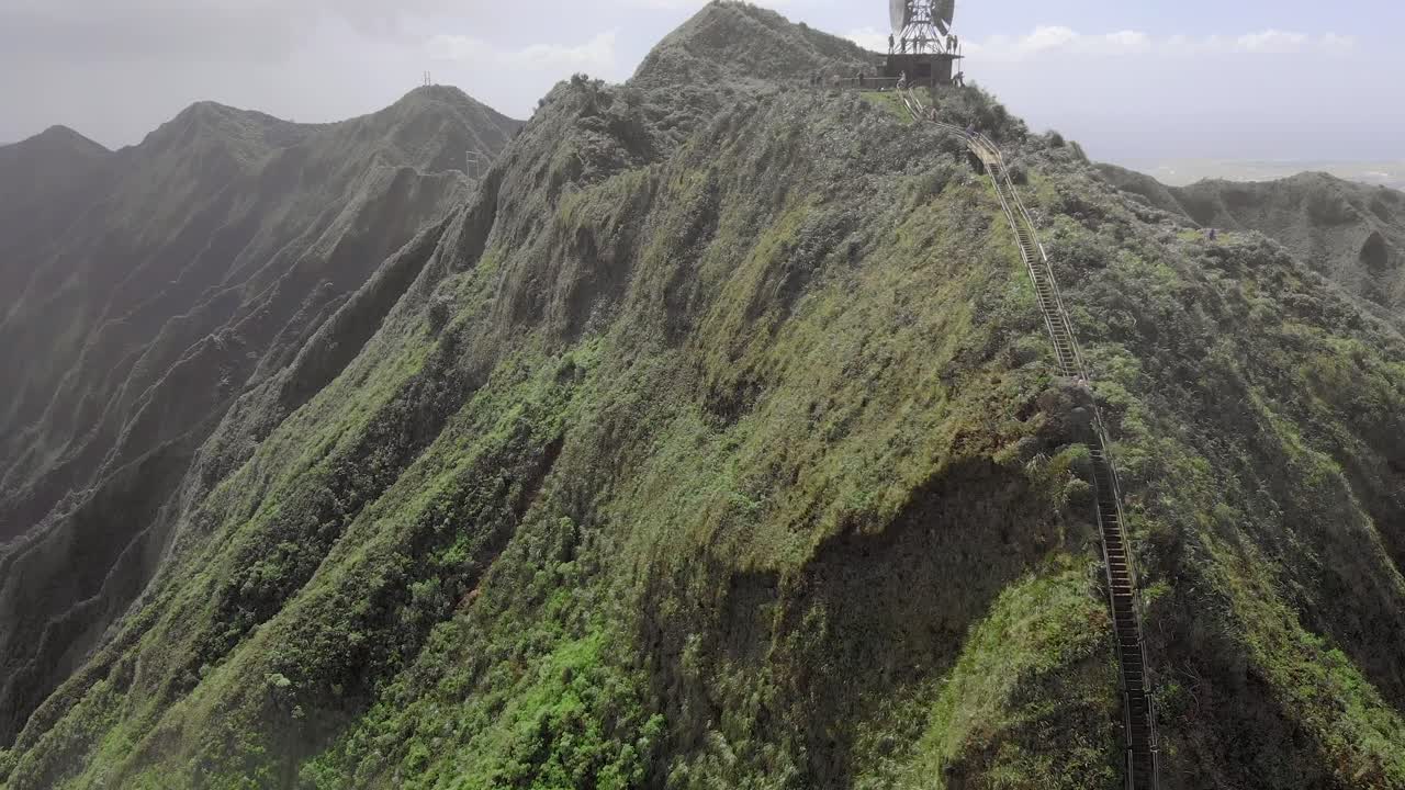 la escalera al cielo en oahu, hawai, también conocida como las escaleras haiku, es posiblemente la mayor atracción de toda la isla.