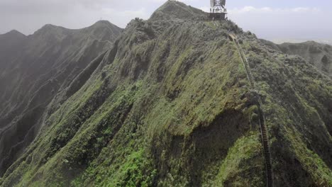 The-Stairway-to-Heaven-hike-on-Oahu,-Hawaii,-also-known-as-the-Haiku-Stairs,-is-possibly-the-greatest-attraction-on-the-entire-island